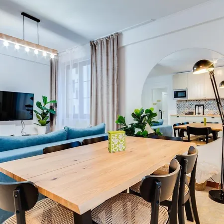 Modern Italia - 100m Main Square - Parking And Lift Apartment *