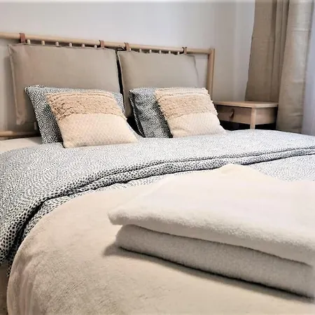 Modern Italia - 100m Main Square - Parking And Lift Apartmán